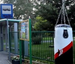 Sprezentowała chuliganom worek treningowy. Uratowała przystanek i zyskała rozgłos