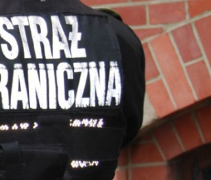 Celnicy przeszukali górę rudy tytanu. Znaleźli papierosy bez akcyzy