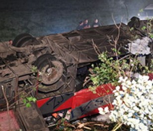 Wypadek w Leszczawie. Autokar stoczył się ze skarpy, trzy osoby nie żyją