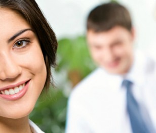 Жінки надалі менше заробляють та повільніше просуваються кар’єрною драбиною