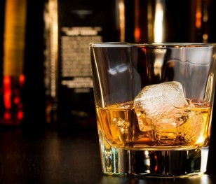 Picie alkoholu w tych godzinach jest zakazane. Popularny kraj zmienia zasady