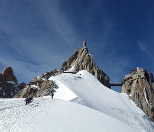 Do restauracji w rakietach śnieżnych. Francuzi wędrują do Włoch na obiad
