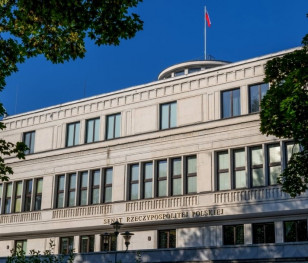 Сенат Польщі ухвалив підвищення зарплати президенту і посадовцям органів самоврядування