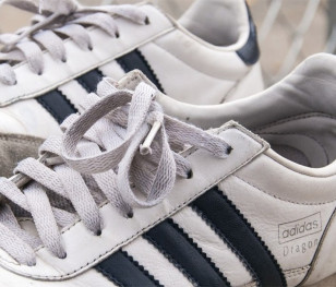 Policjanci będą chodzić w... adidasach