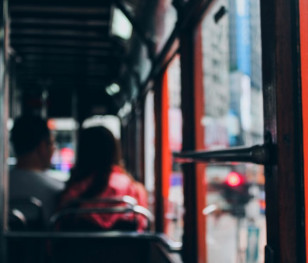 Koniec głośnych rozmów przez telefon w krakowskiej komunikacji miejskiej