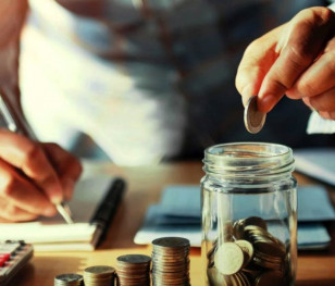 Połowa Polaków woli rozdzielać uczucia i finanse