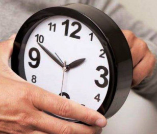 Kraj się podzielił! Dwie grupy uznają różny czas