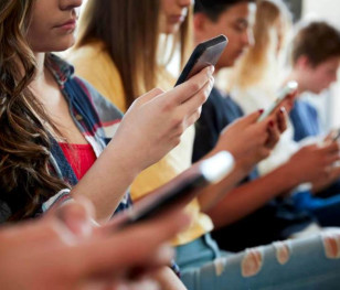 Ще одна країна забороняє телефони в школах