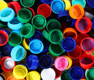 Nakrętki przytwierdzone do butelek. Producenci ponoszą koszty, a ludzie się irytują