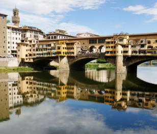Turyści wymalowali swoje imiona na Ponte Vecchio we Florencji. Grozi im 40 tys. euro kary za wandalizm