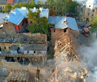 Zabici, ranni, zniszczone budynki. Rosyjski atak na Lwów