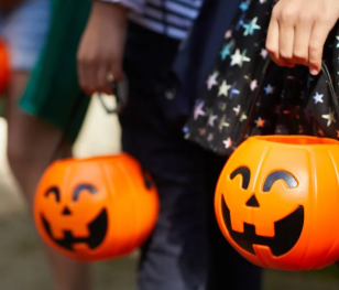 Польська поліція розслідує факти виявлення на Геловін гострих предметів у цукерках