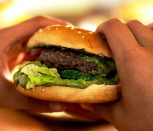 Polacy coraz częściej jedzą na mieście