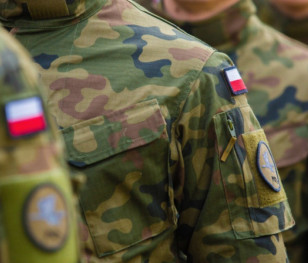 Obowiązkowa zasadnicza służba wojskowa. Większość Polaków uważa, że powinna wrócić