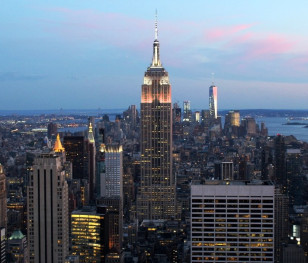 Empire State Building w biało-czerwonych barwach