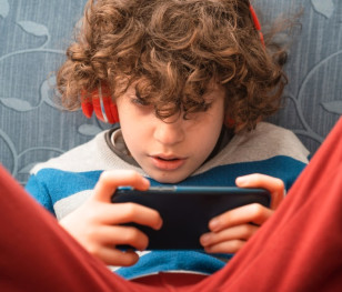 Zakaz mediów społecznościowych dla dzieci poniżej 15 lat? Wyniki badania są jednoznaczne