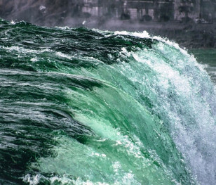 Najsłynniejszy wodospad świata częściowo zamarzł