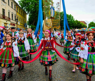 Żywa tradycja i barwna procesja przyciągnęły w Łowiczu setki wiernych i miłośników folkloru