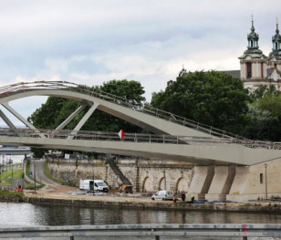 У Кракові майже готовий футуристичний пішохідний міст через Віслу